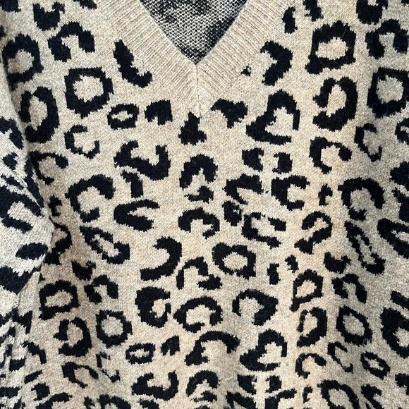 Lyla & Luke leopard print oversize v neck long sleeve sweater size medium - Picture 4 of 11